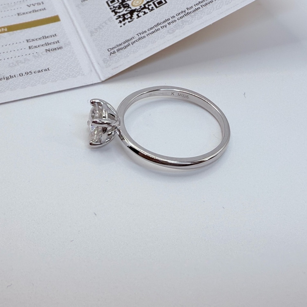 Dainty 1ct Moissanite Ring. Size 8. G/gra . White gold plating over .925